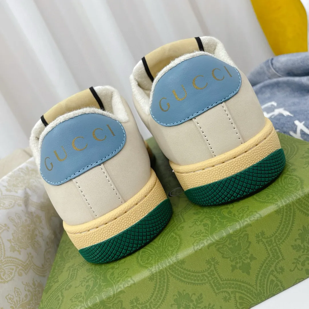 Factory price: 580💰 GUCCI Gucci's newly upgraded back cover lining, top-notch old dirty shoes, classic casual sports shoes for couples, retro sneakers and old G family dirty shoes, updated at the counter simultaneously! ①The shoe upper has the same water-based edge coating process as the original version⚠️The ordinary oil edges on the market have a strong glue feel and are easy to fall off! Grade A first-layer nubuck leather (with pores)/matching computer embroidered double G cloth, high-density terry velvet lining. ② A PVC transparent small round mark sealing line is added to the details of the midsole. The mold is opened six times and the jewelry craftsmanship is used to customize the two-color double G buckle, striving to be the same as the original version. A pair of buttons is more than three times more expensive than ordinary buckles on the market. ③An old two-color washable label, the chip is placed on the outer waist of the right foot, the entire shoe is completely hollowed out with rubber technology, TUP material (rubber to distinguish the market) with the latest green packaging from the counter, 3D printed handbag, and a pair of shoelaces. There is no pressure when entering and exiting the counter. You can buy a 1:1 accurate replica of the original version and modify and upgrade it repeatedly. The details are perfectly restored, the materials are all customized, and they are truly top-notch. Please look at the details clearly to identify the quality. Upper: First-layer frosted cowhide/embroidered double G cloth. Lining: original high-density velvet lining. Foot pads: original pearlescent sheepskin. Outsole: private molded vacuum TPU material. Packaging: original top-grade full set packaging at the counter. Shoe size: women's size 35-40, men's size 39-44 (men's size 38, 45🉑️customized, non-returnable)